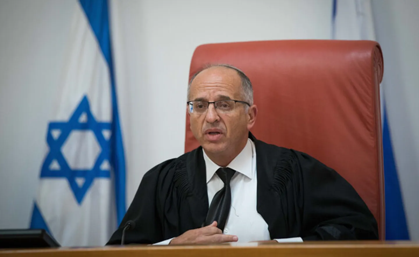 מפגינים חרדים תוקפים את ביתו של שופט ישראלי בירושלים על רקע משבר גיוס החובה