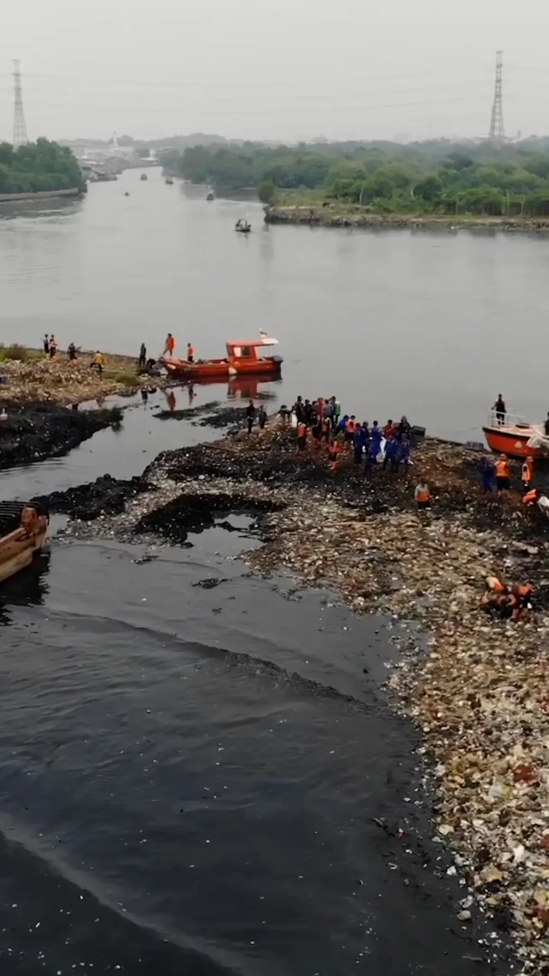 Berton-ton sampah plastik di garis pantai Jakarta dibersihkan jelang Hari Lingkungan Hidup Dunia
