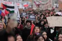 Miles de personas protestan en Chile contra los recortes educativos de Kast