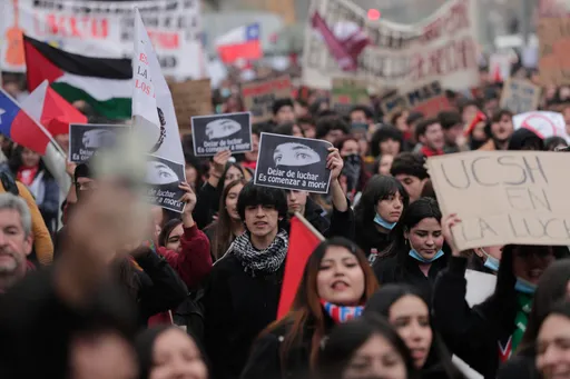 Miles de personas protestan en Chile contra los recortes educativos de Kast