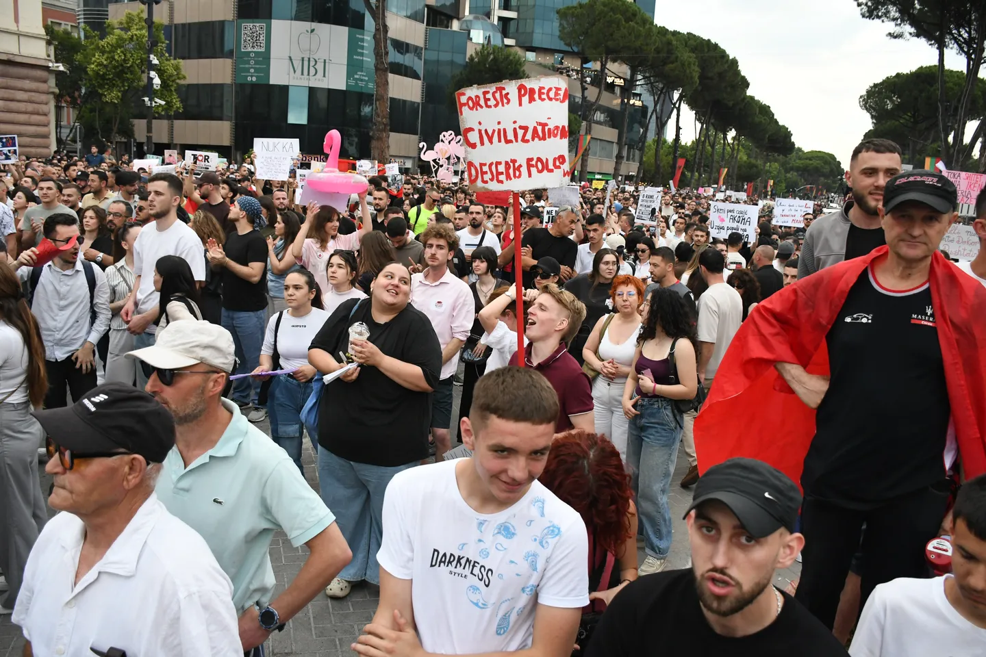 Shqipëri, vazhdon protesta me moton "Shqipëria nuk është në shitje"