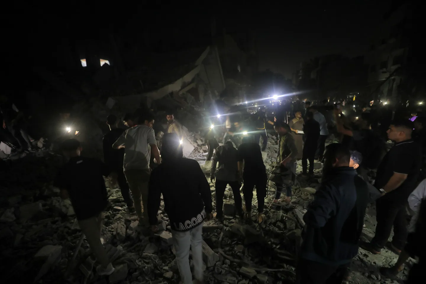 Izraeli sulm ndaj tendave të civilëve të zhvendosur në Gaza, një palestinez i vrarë dhe 16 të plagos