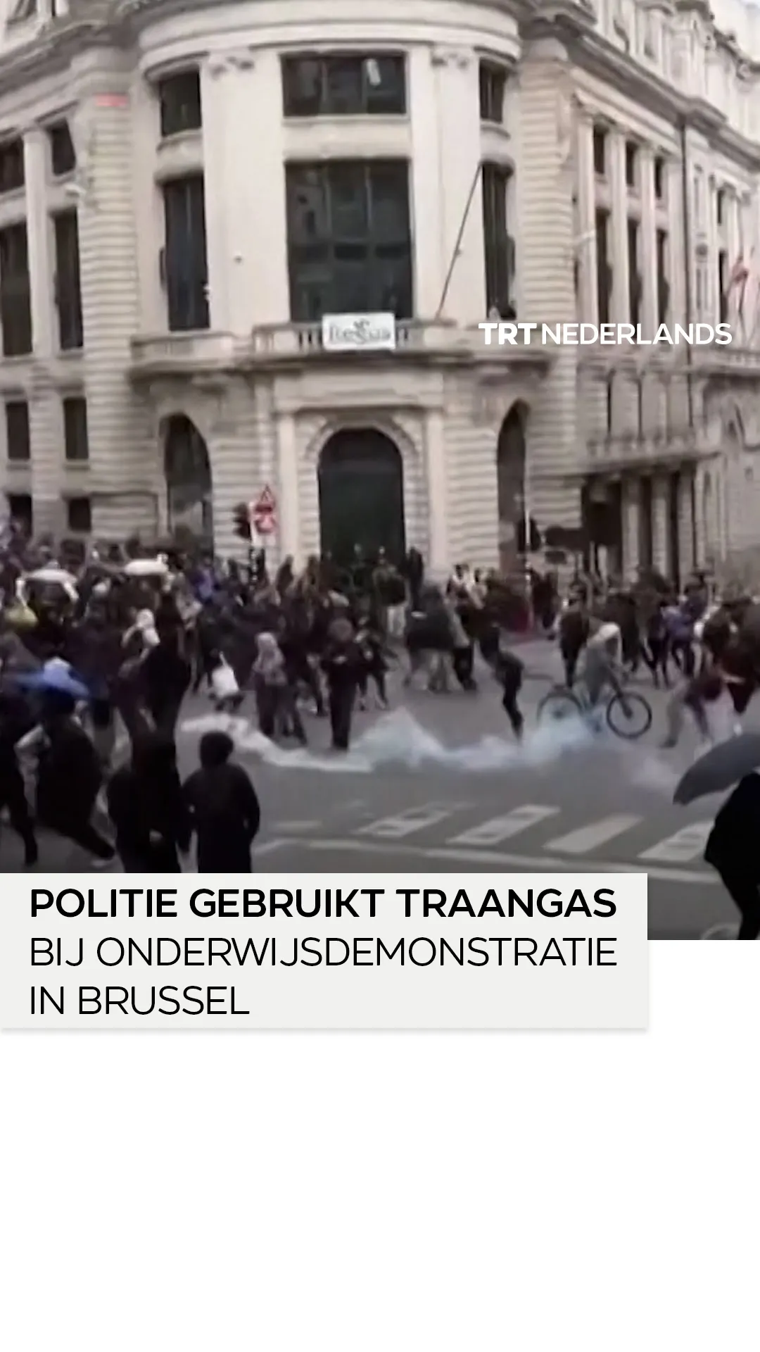 Belgische politie stormt af op studenten met traangas bij demonstratie tegen onderwijsreformatie