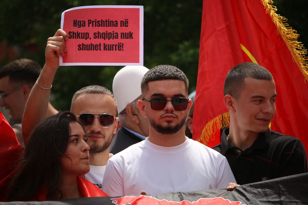 Kosovë  studentë dhe qytetarë protestojnë për të drejtën e gjuhës shqipe në Maqedoninë e Veriut