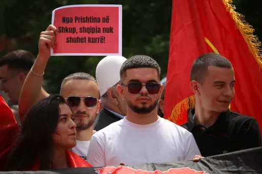 Kosovë, studentë dhe qytetarë protestojnë për të drejtën e gjuhës shqipe në Maqedoninë e Veriut