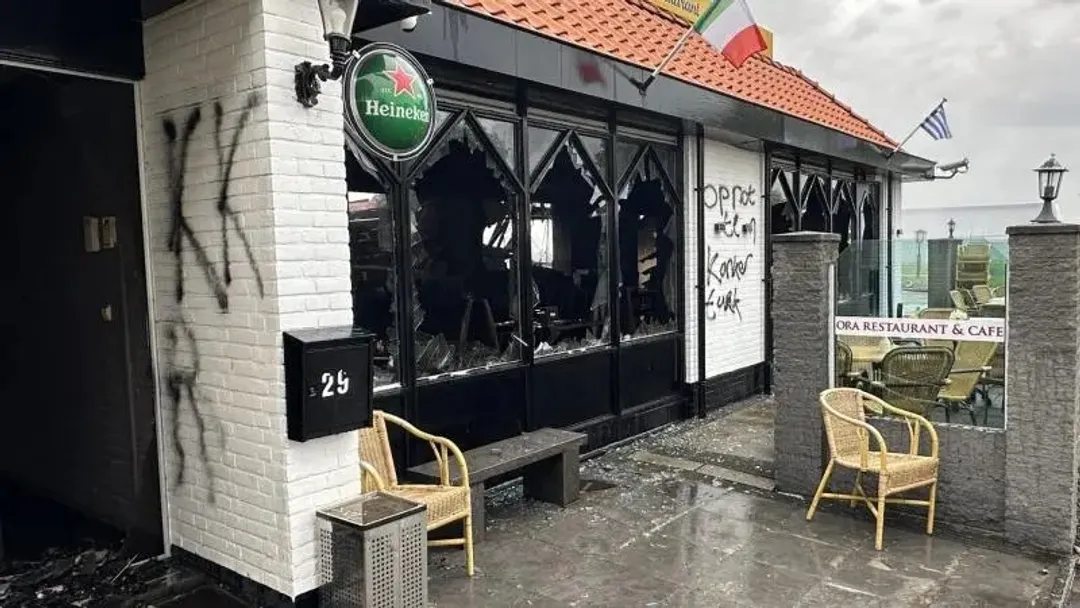 Racistische leuzen en brandstichting in Wijdenes beantwoordt met positieve reactie van gemeenschap