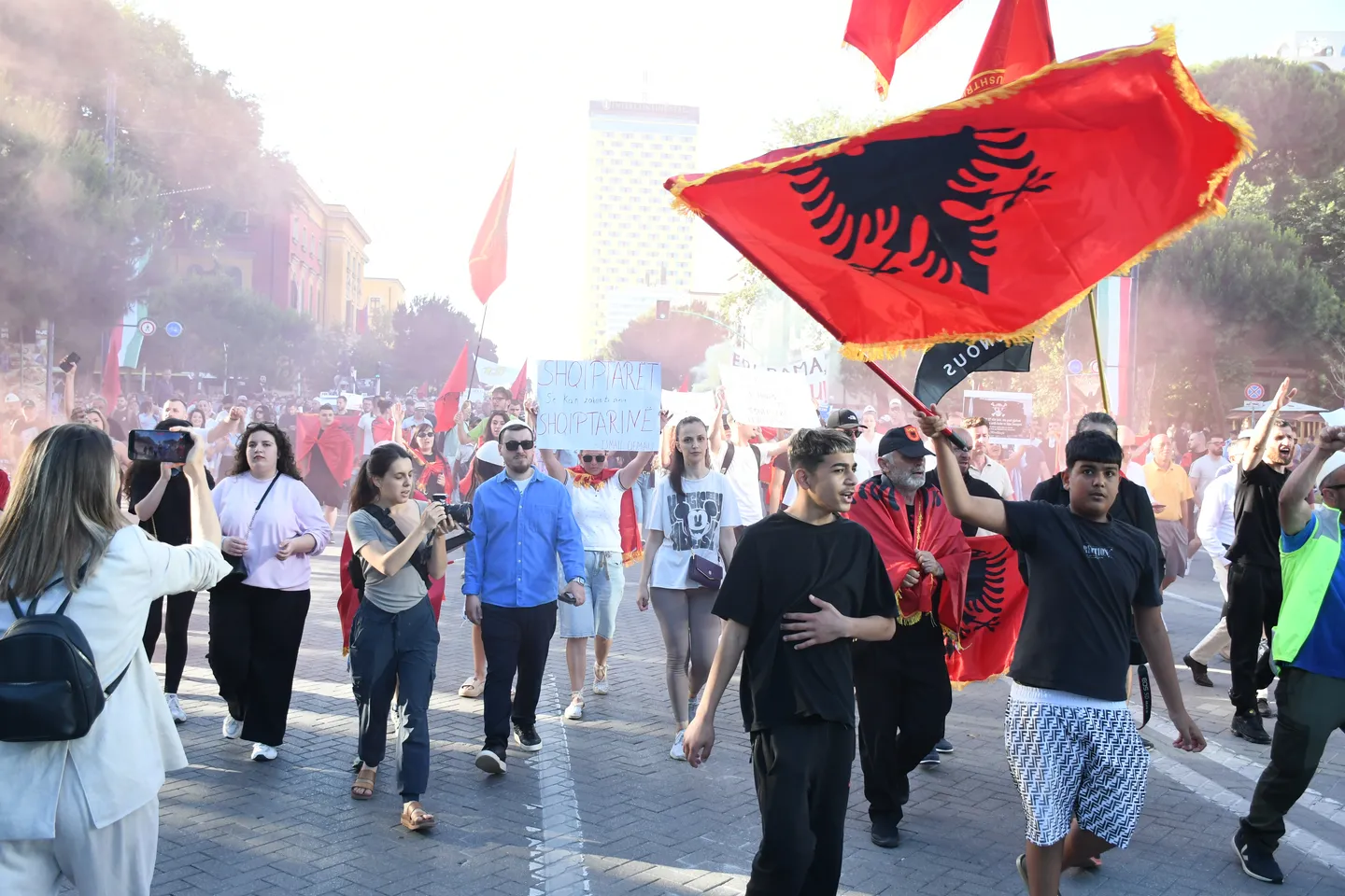 Tiranë, vazhdon protesta me moton "Shqipëria nuk është në shitje"