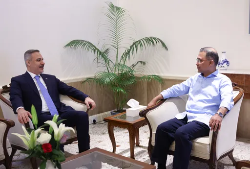 Ministri i Jashtëm turk takohet me kryeministrin e Bangladeshit