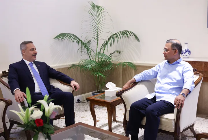 Ministri i Jashtëm turk takohet me kryeministrin e Bangladeshit