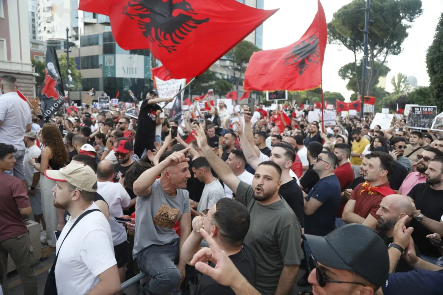 Tiranë, vazhdon protesta nën moton "Shqipëria nuk është në shitje"