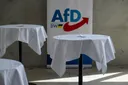 Aktivisten servieren der AfD Hakenkreuz aus veganem Hack