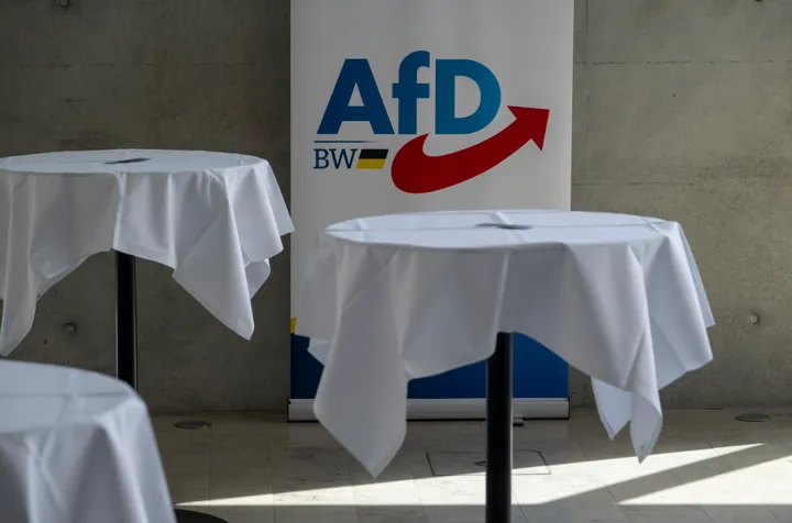 Aktivisten servieren der AfD Hakenkreuz aus veganem Hack