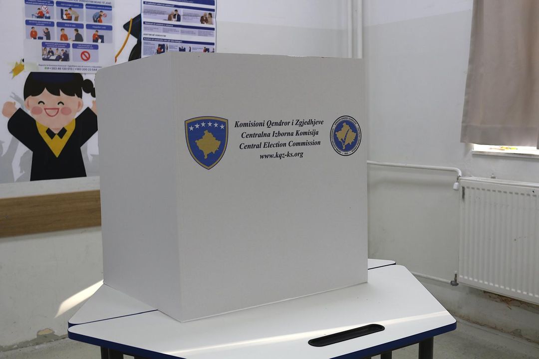 Kosovë  hapen vendvotimet për zgjedhjet e parakohshme parlamentare