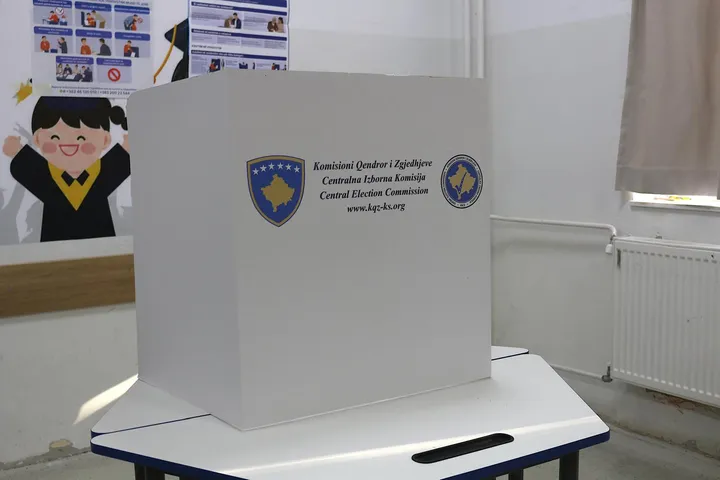Kosovë, hapen vendvotimet për zgjedhjet e parakohshme parlamentare