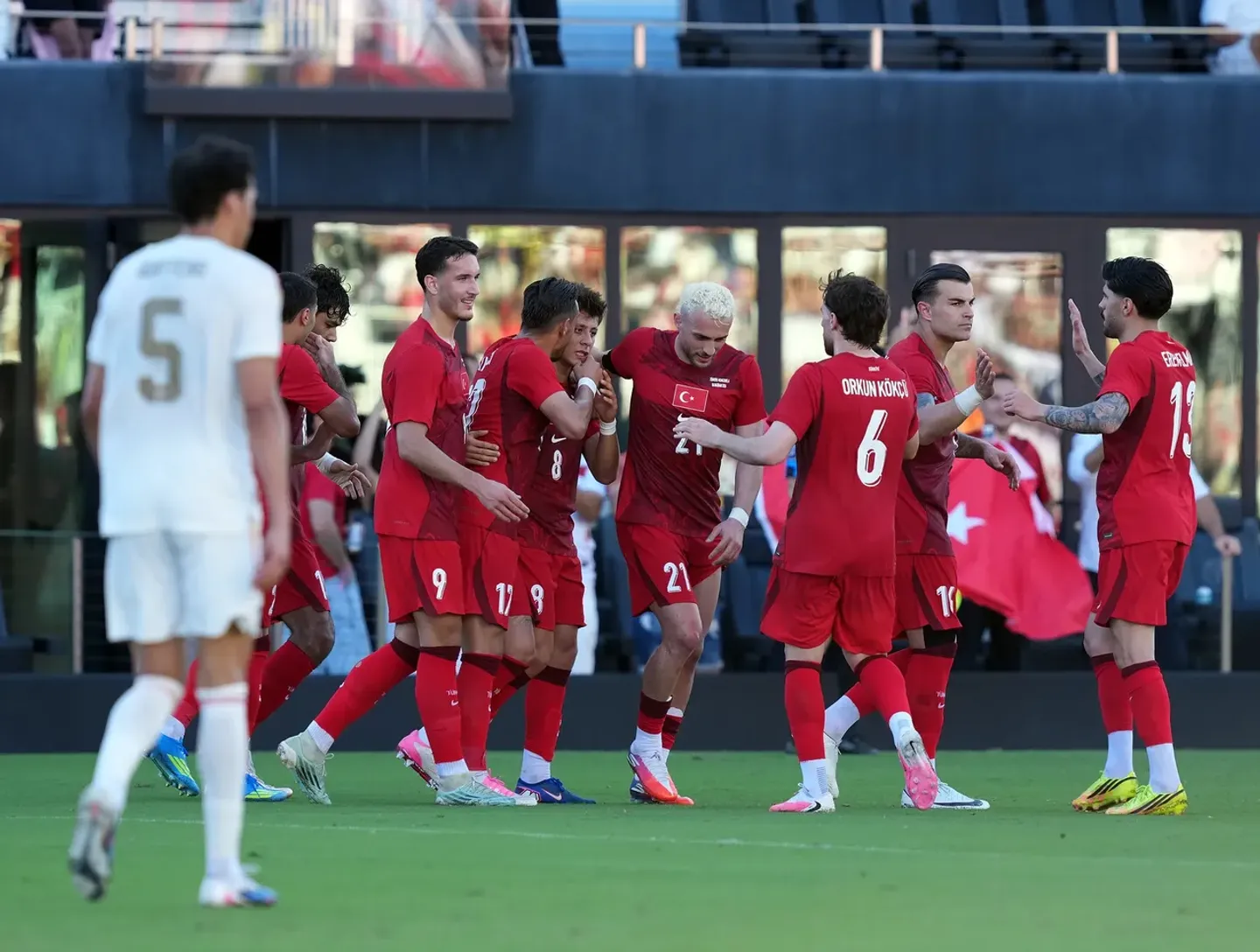Türkiye venció a Venezuela por 2-1 y sigue ganando impulso en su preparación para el Mundial