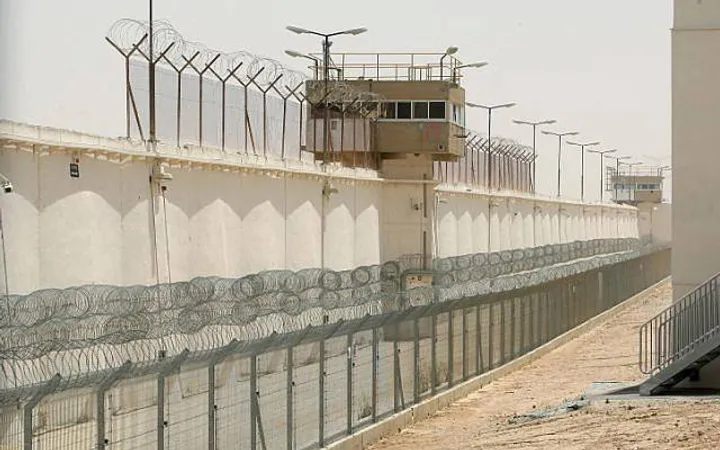 مركز "عدالة" الحقوقي يطالب بتحقيق جنائي في اغتصاب صحفية ألمانية داخل سجن إسرائيلي
