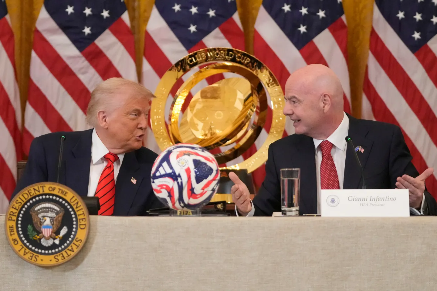 Tramp i Infantino razgovarali o Mundijalu, američki predsednik pohvalio odluku FIFA