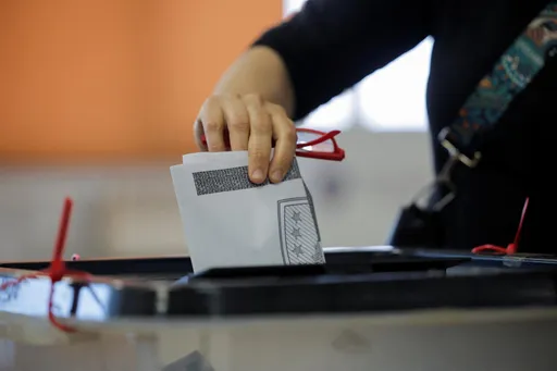 Zgjedhjet në Kosovë: Deri në orën 15:00 votuan mbi 22 për qind e qytetarëve me të drejtë vote