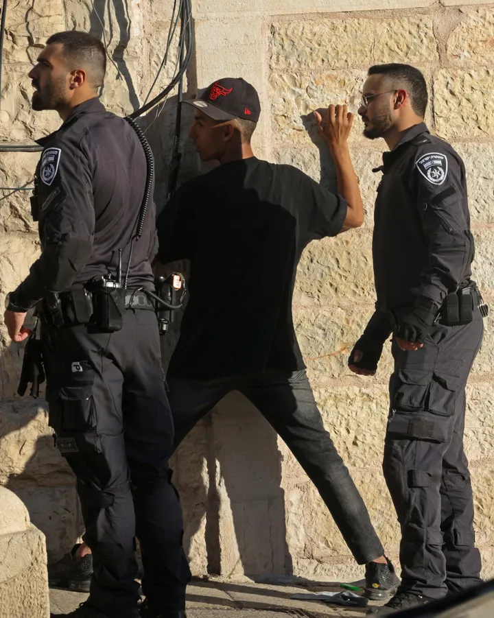 La police israélienne perquisitionne une cérémonie de remise de diplômes à Jérusalem-Est occupée