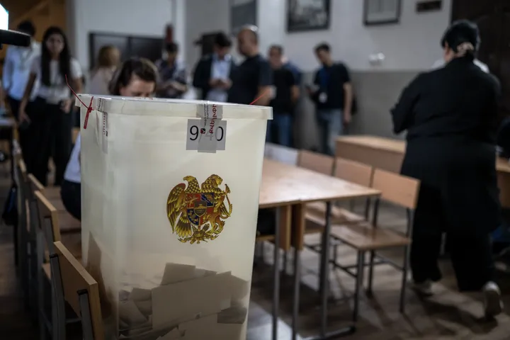 Разрыв между партией Пашиняна и «Сильной Арменией» сократился
