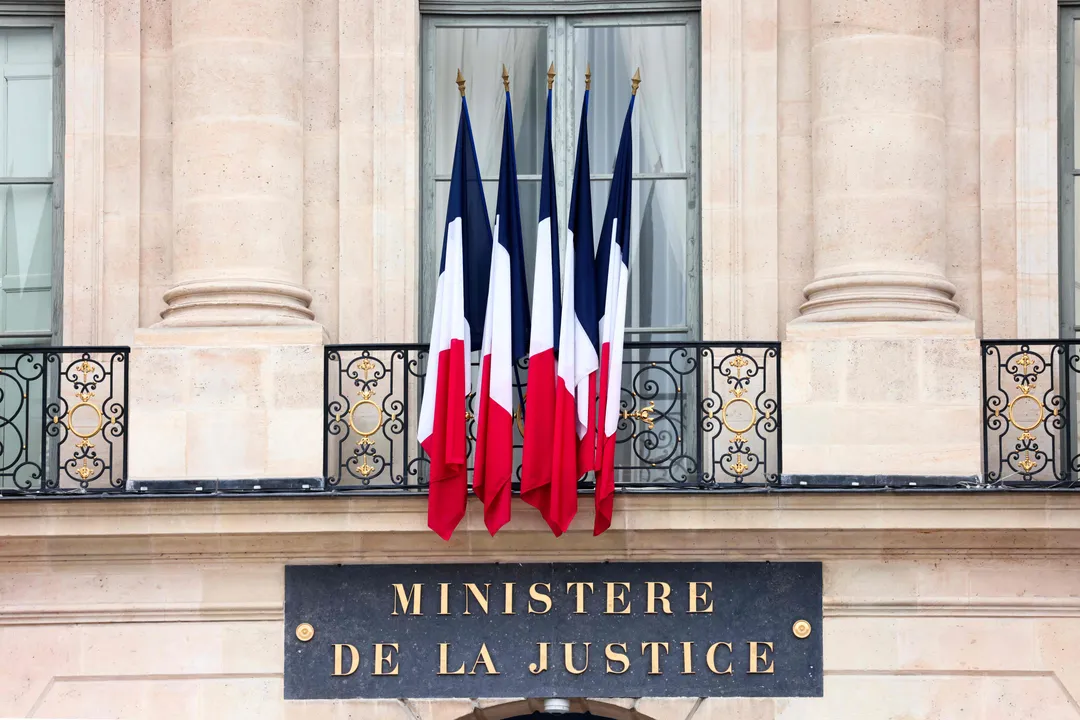 Affaire Lyhanna: la mère d’une fillette ayant accusé Jérôme Barella portera plainte contre l’État