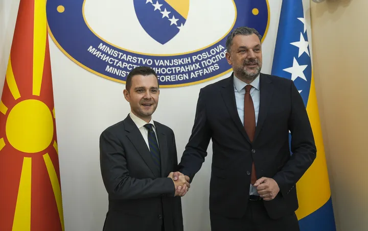 Konakoviq-Mucunski në Sarajevë: Zgjerimi mbetet interes strategjik për Ballkanin Perëndimor e BE-në