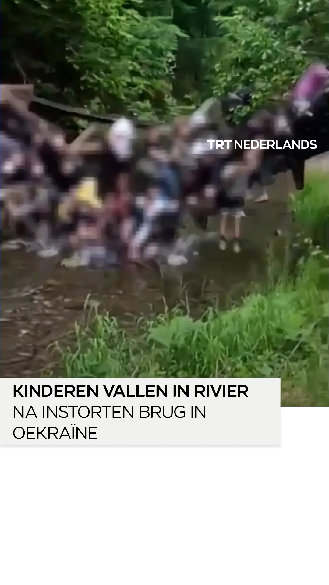 Kinderen in Oekraïne vallen in rivier nadat een brug instort
