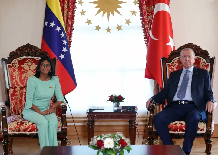 Erdogan aborda relaciones bilaterales y asuntos globales con Delcy Rodríguez de Venezuela
