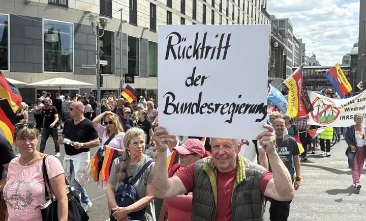 Demonstration in Berlin gegen Migration und Kanzler Merz