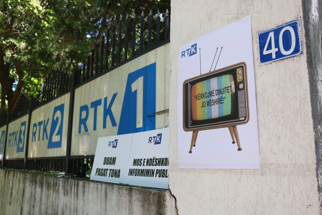 Kosovë  protestojnë punonjësit e televizionit shtetëror