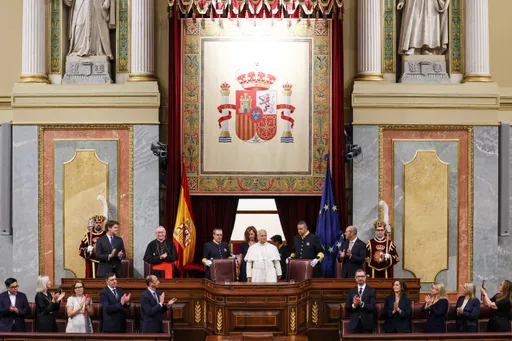 Paus Leo spreekt in Spaans parlement over wereldcrisis, migratie en misbruik in het kerk