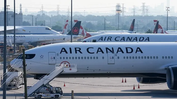 Un pilote d'Air Canada accusé d'avoir piloté 900 vols sans licence pendant 17 ans