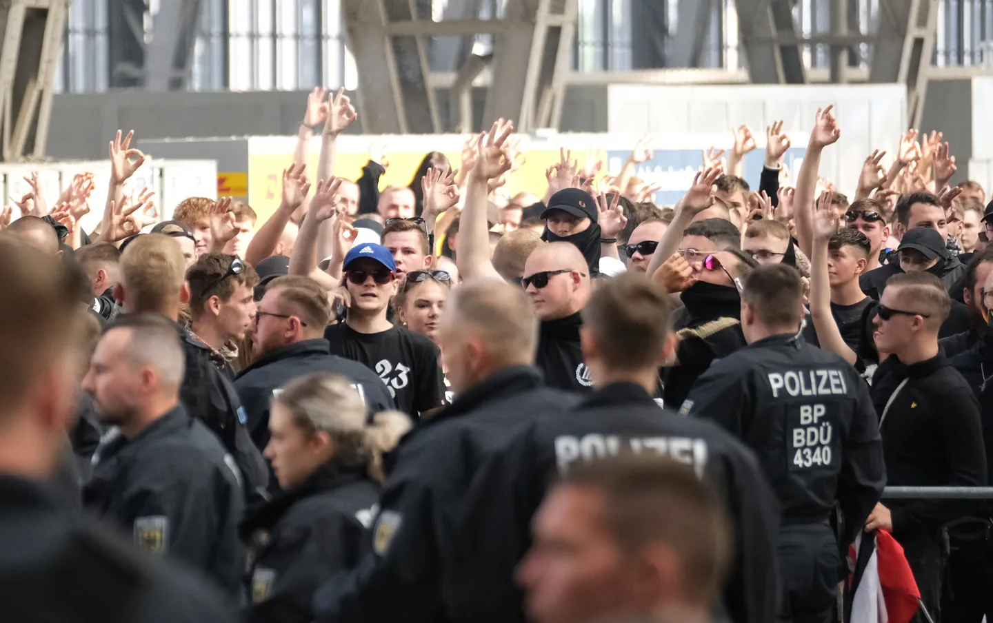 Bei Bundestags-Veranstaltung: Jugendlicher zeigt rechtsextreme Geste