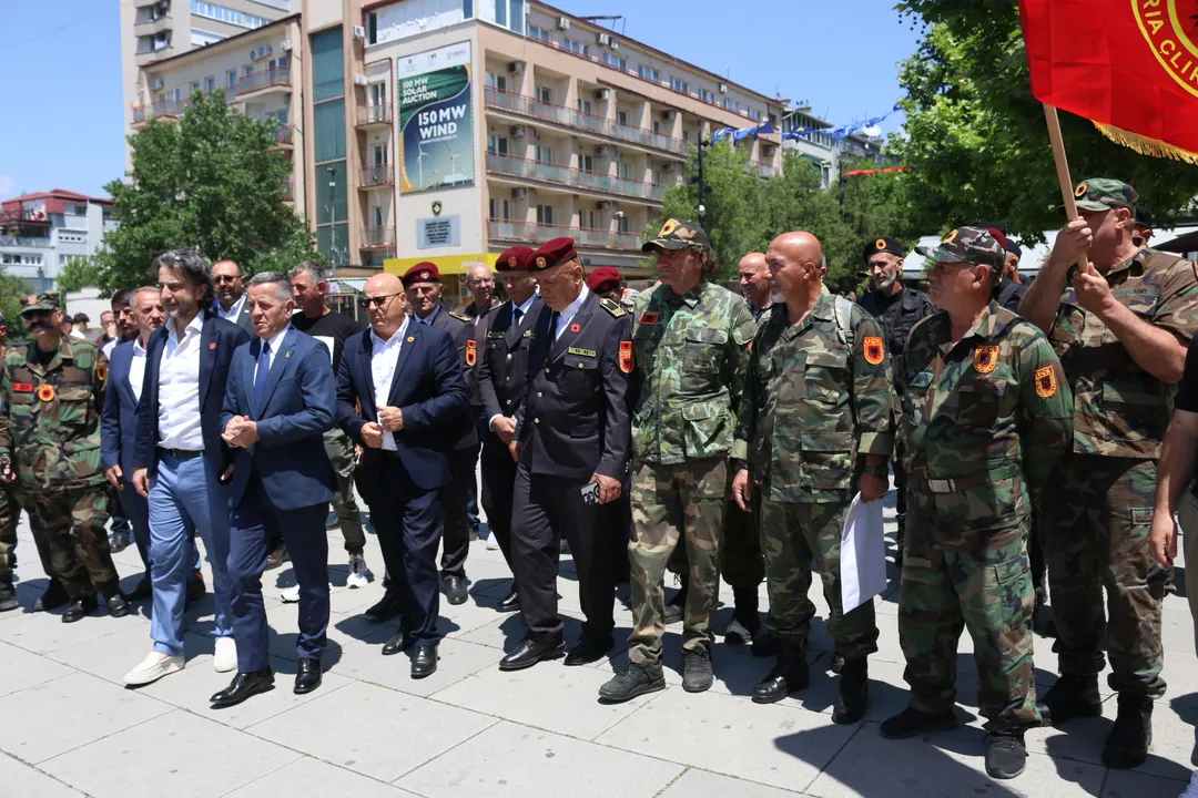 Veteranët e UÇK-së marshojnë me uniforma të luftës në sheshet e Prishtinës