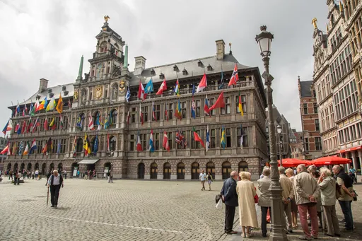 Belgische stadscoalitie verdeeld over het uithangen van de Israëlische vlag aan Antwerpse stadhuis