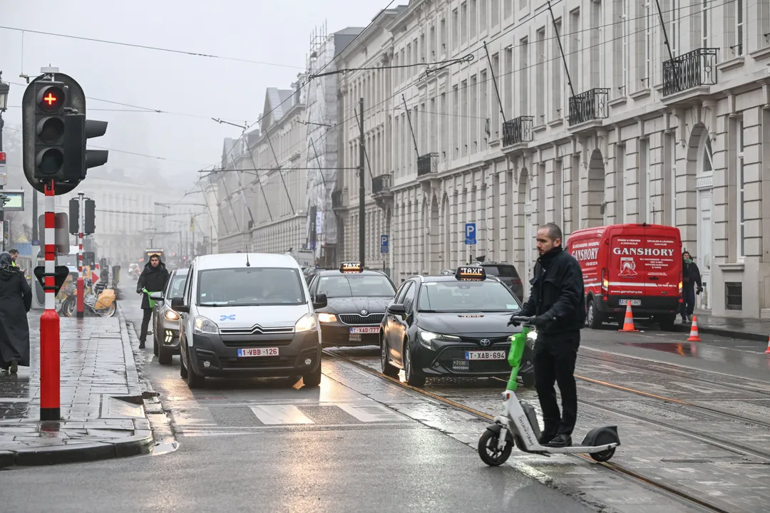 Brussel verbiedt deelscooters vanaf 2027; toenemende ongevallen, overlast en crimineel misbruik