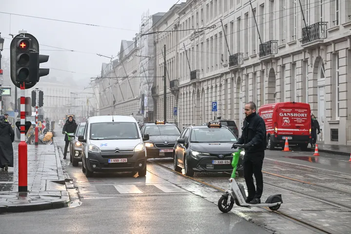 Brussel verbiedt deelscooters vanaf 2027; toenemende ongevallen, overlast en crimineel misbruik