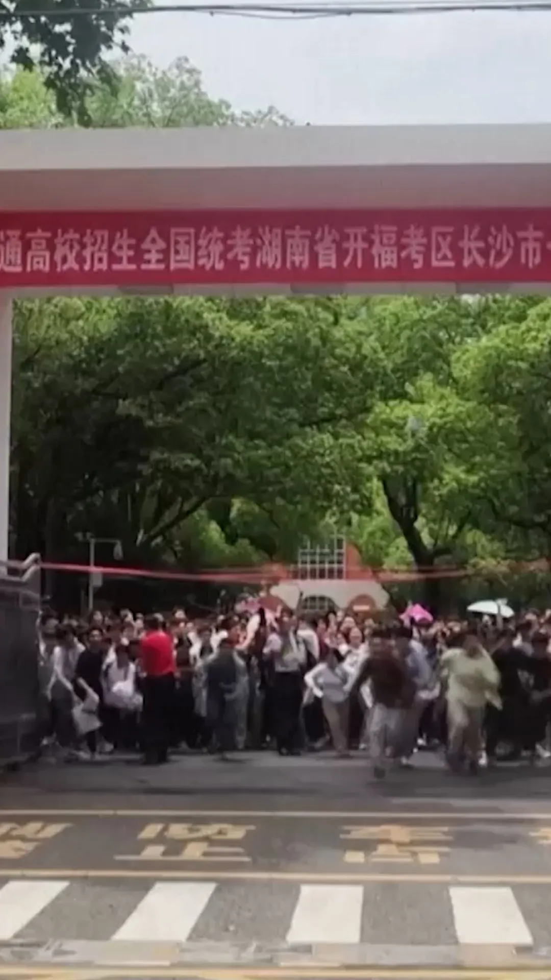 Pelajar di China bergegas keluar dan merayakan berakhirnya ujian Gaokao