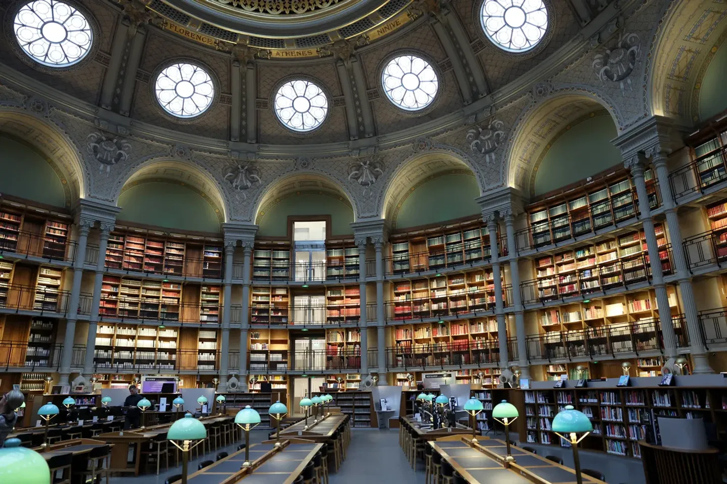 France: six Géorgiens condamnés pour le vol de classiques russes rares
