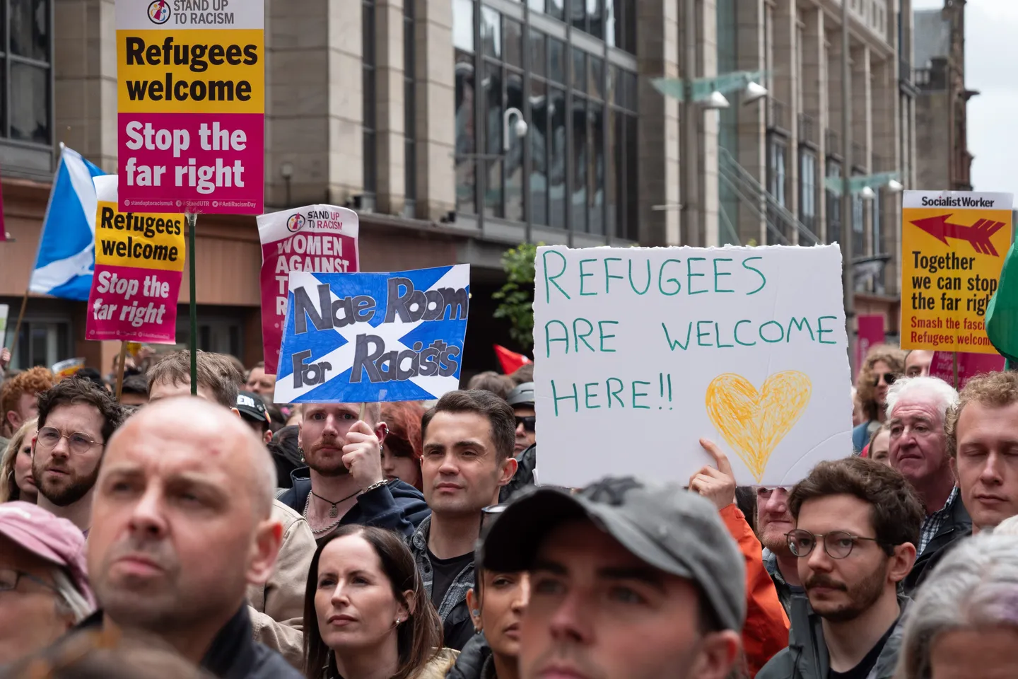Tausende gehen in Nordirland gegen Rassismus auf die Straße