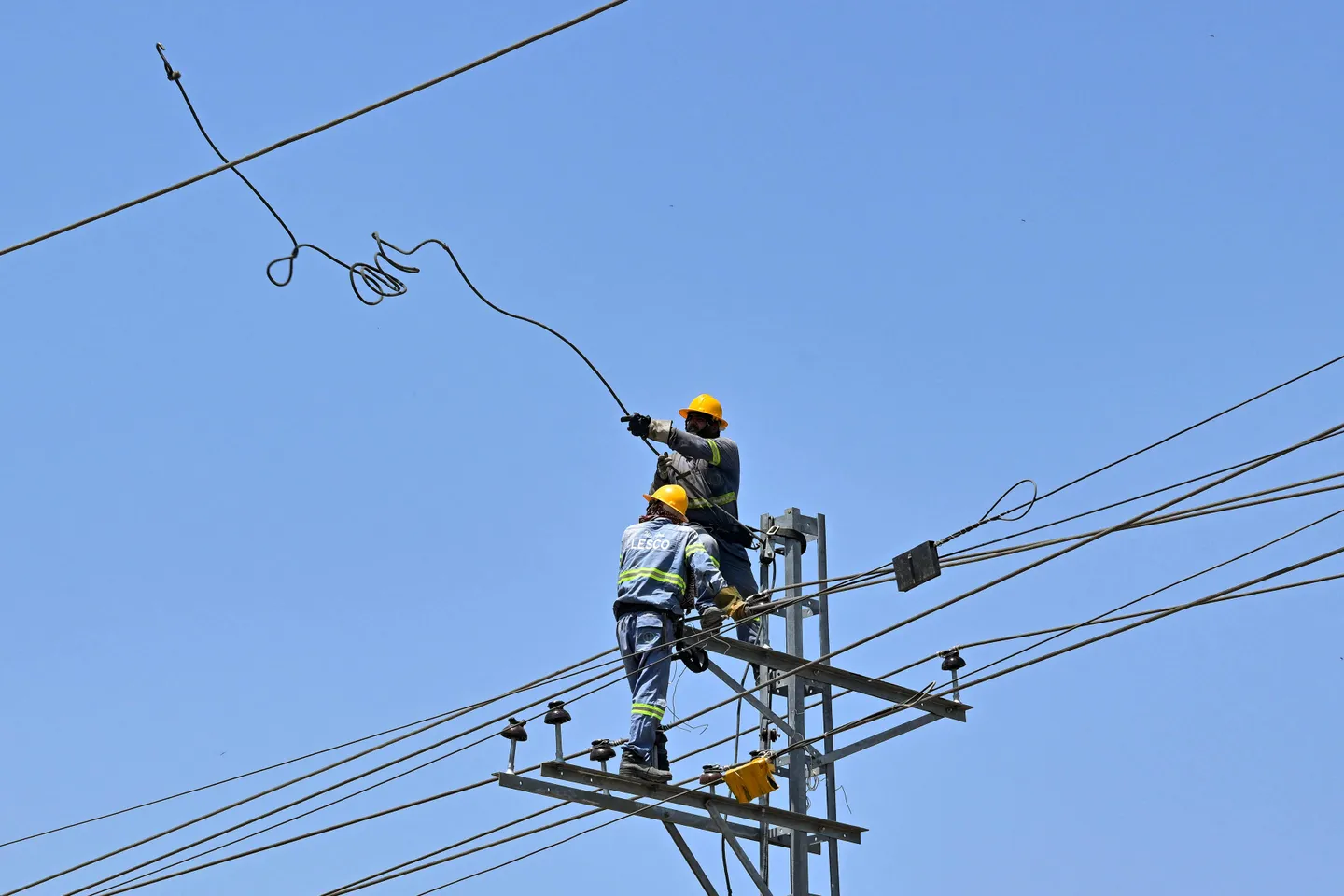 Benin and Togo dey owe Nigeria N37bn for electricity service