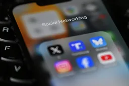 Sosial şəbəkələrin uşaqlara vurduğu zərərlər