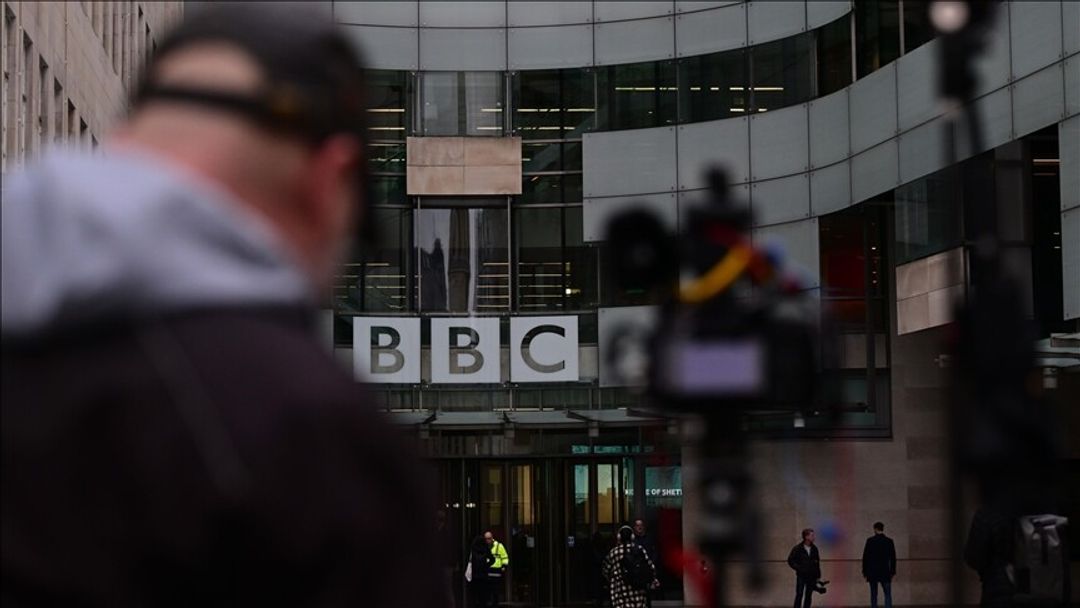 bbc-ja-do-te-shkurtoje-qindra-vende-pune-ne-sektorin-e-lajmeve