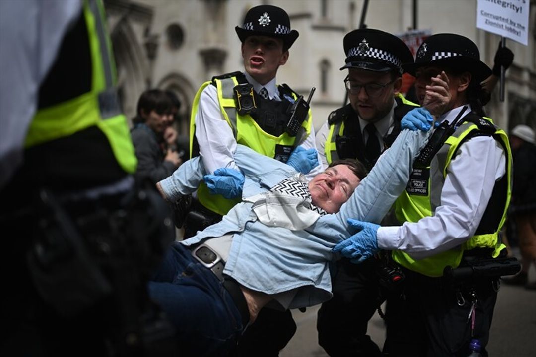 Policia britanike arreston mbështetës të organizatës  Palestine Action  jashtë gjykatës në Londër
