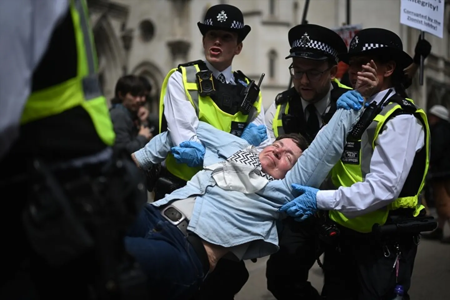 Policia britanike arreston mbështetës të organizatës "Palestine Action" jashtë gjykatës në Londër