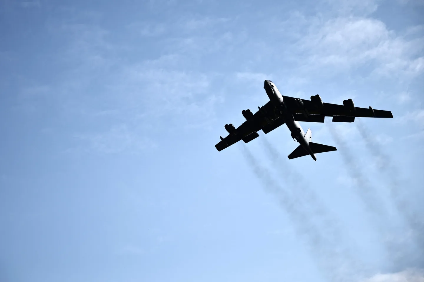 Осум загинати при пад на американски Б-52 бомбардер во Калифорнија