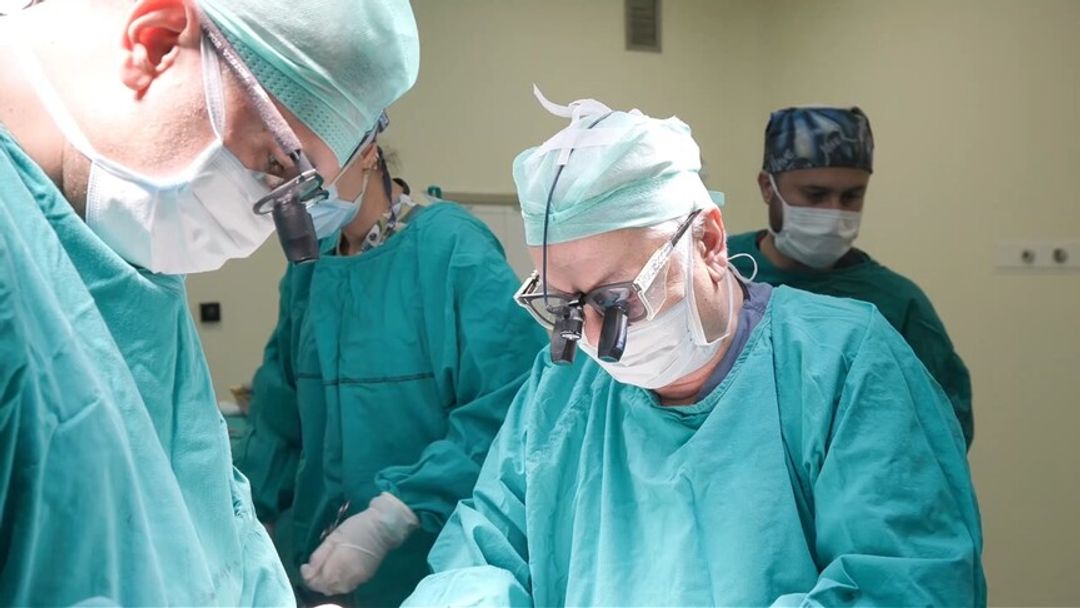 Kirurgët turq kryejnë transplantin e parë në botë të mëlçisë me shkëmbim të kryqëzuar në 8 drejtime