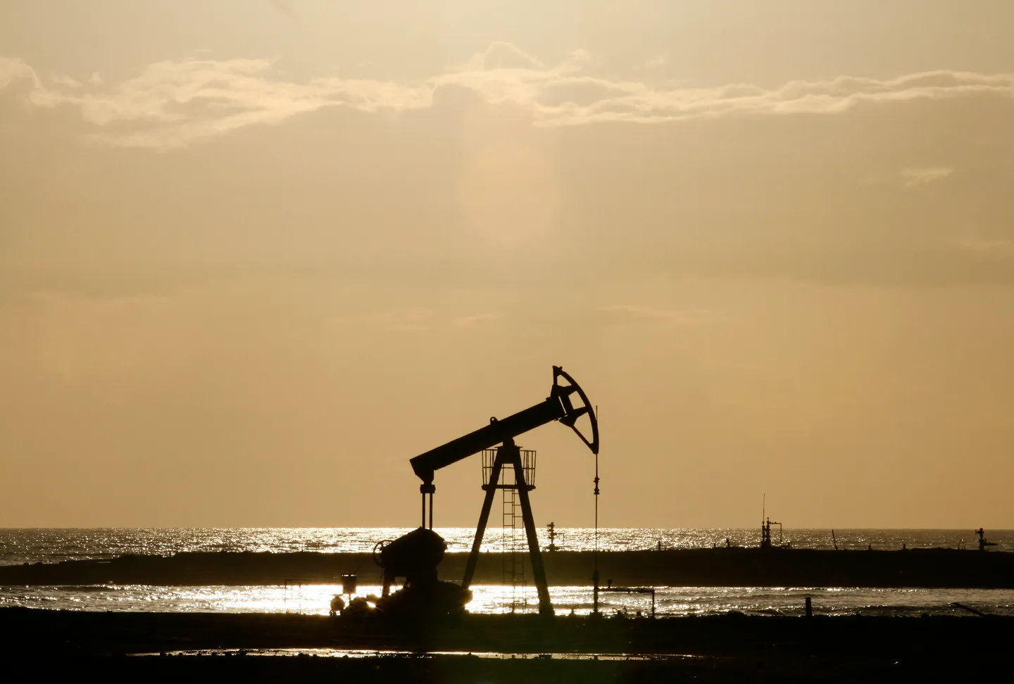 Нефть рухнула ниже $80