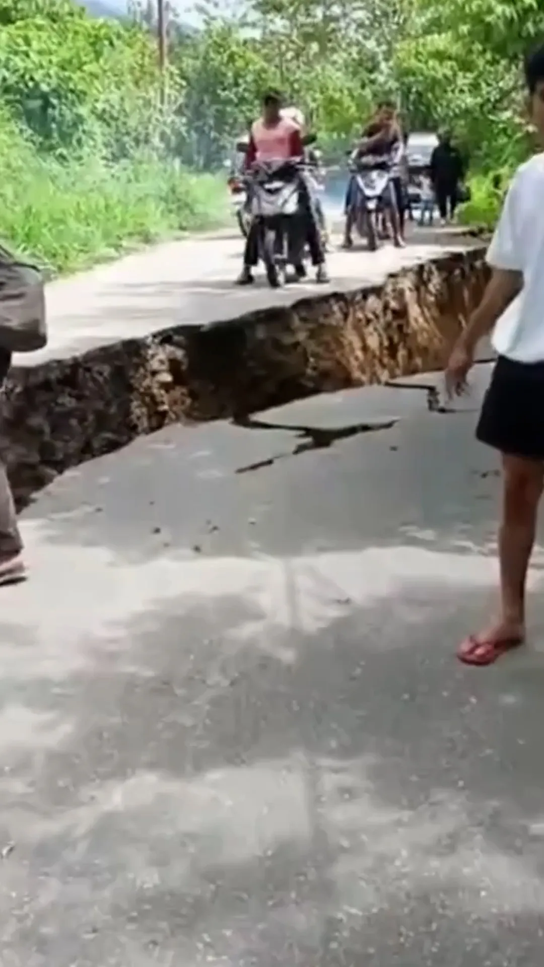 Dampak gempa Palu: kerusakan jalan dan bangunan, pemerintah lakukan pemeriksaan