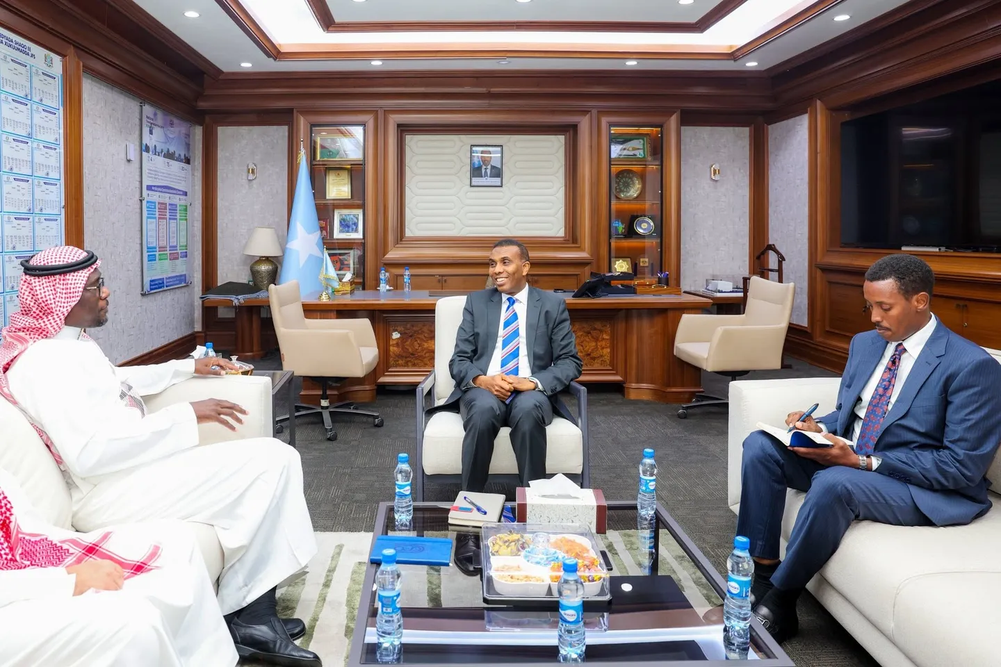 Ra’iisul Wasaare Xamsa Cabdi Barre oo Qaabilay Danjiraha Boqortooyada Sacuudiga u Fadhiya Soomaaliya
